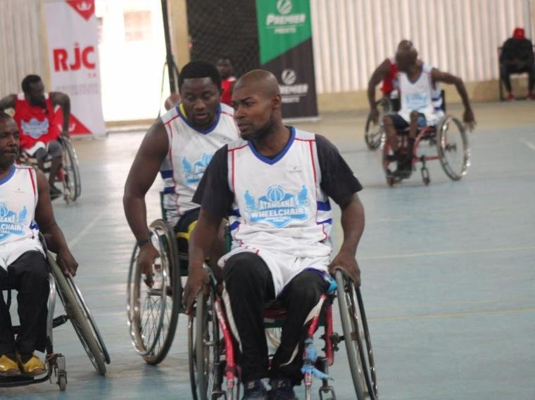 Match de basketball fauteuil